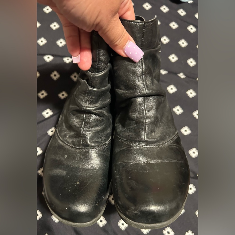 Clarks Black Ankle Booties w/ Textured Rubber Sole- size 8.5/9
